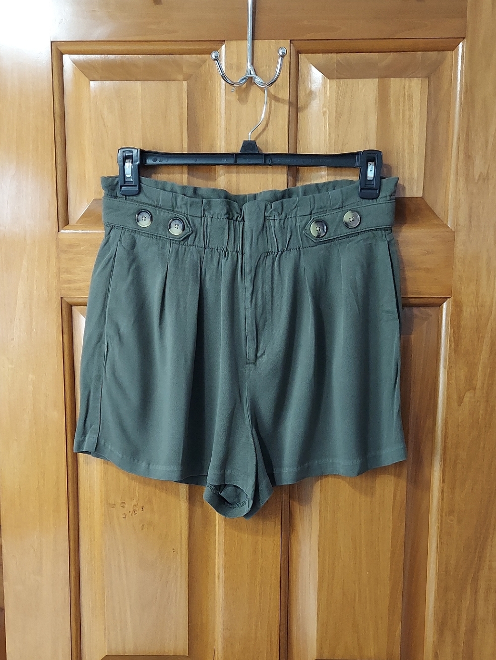 a.n.a. A New Approach High Waist Flowy Olive Green Soft Shorts, Size 12 Like New